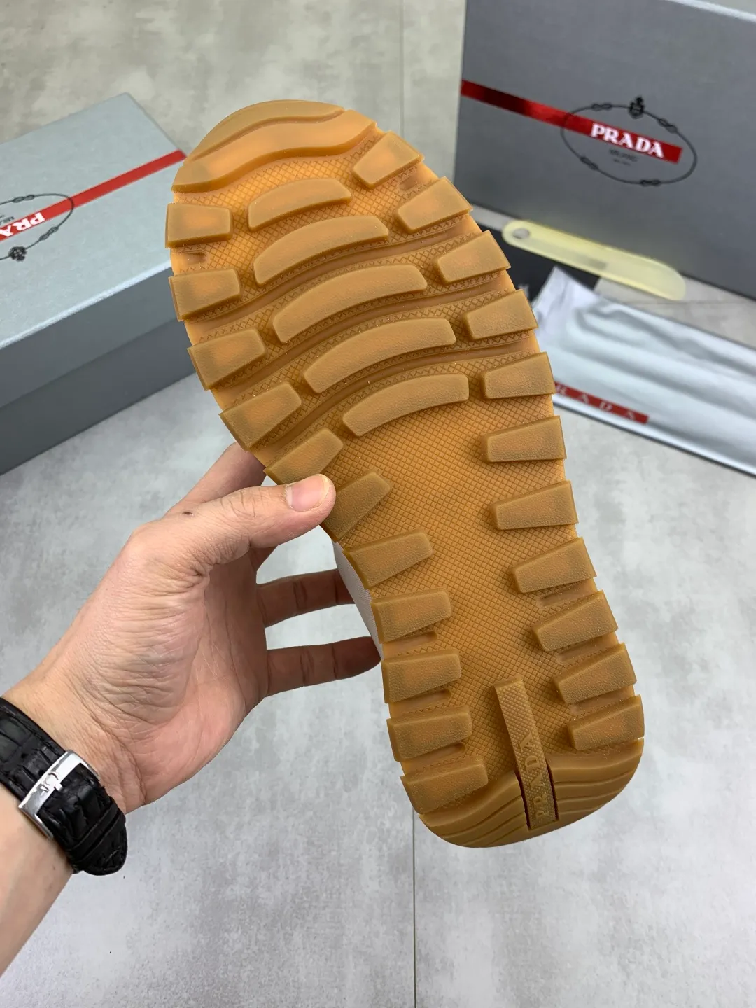 Men's men's shoes P560💰 [Real Price] Popular models are on the official website, 🆘 Trendy brand (Prada) mainly promotes popular models, avant-garde and versatile fashionable men's shoes private version mold opening, cowhide surface splicing 1:1.. Stylish and simple, original imported cowhide lining cowhide feet; the atmosphere and personality are more fashionable, eye-catching and pursuing class. It will subvert the old ideas and be a must-have for fashionistas who want to spend time with you! Must keep it! Tall and comfortable, large and low, high-end quality workmanship. Code number: 38-44 (45 customized) 2️⃣ optional.